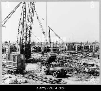 Ein Blick auf die neue Gießerei, die im Werk der Ford Motor Company im Bau ist, zeigt das östliche Ende des Gebäudes mit Stahlbetonguss, Gerüst und Betonguss im Gange. Die Gießerei wurde 1957 eröffnet und kostete &#xa3;7.5 Millionen zu bauen. Das Gebäude war eine zweistöckige Stahlbetonkonstruktion, fast eine Viertelmeile lang. Zu den neuen Einrichtungen gehörten Küchen und eine Kantine, eine Toilettenunterkunft, ein medizinisches Zentrum und ein Kompressorhaus. Es gab auch ein Nebengebäude, 700 Fuß lang, Straßen zum Standort, einen Absetzbecken und Teiche. Später schloss sie 1984. Stockfoto