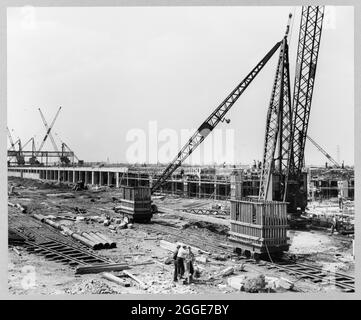 Ein Blick auf die neue Gießerei, die im Werk der Ford Motor Company im Bau ist, zeigt das südöstliche Ende des Gebäudes mit Stahlverstärkung, Schalung und Betonguss im Gange. Dieses Bild wurde als Teil des Breaking New Ground Project in Zusammenarbeit mit dem John Laing Charitable Trust in den Jahren 2019-20 katalogisiert. Stockfoto