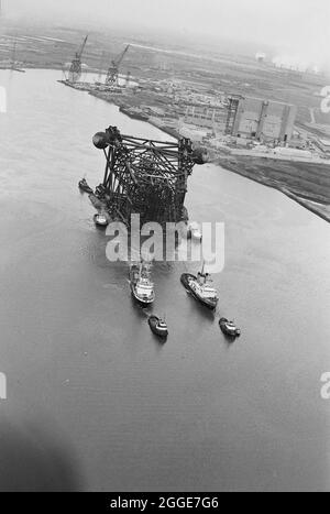 Eine Luftaufnahme von Schleppern, die die Ölplattform Greythorp I entlang der Tees-Mündung von Greythorp abschleppen. In den frühen 1970er Jahren bauten Laing Pipelines Offshore die Graythorp-Fabrikationswerft und das Trockendock auf dem Gelände der alten William Gray Shipyard. Das Unternehmen schuf ein Trockendock, das für den Bau von Bohrgeräten mit fester Plattform in der Nordsee für das Nordseeölprojekt BP verwendet wurde. Greythorp I hatte seine Taufe am 4. Juni und wurde am Samstag, 29. Juni 1974, gestartet, auf dem Weg zum Forties Oil Field 250 Meilen entfernt. Stockfoto