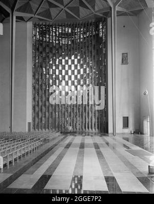 Blick über das Innere der Kathedrale von Coventry auf das Tauffenster. Das Foto ist Teil einer Serie, die von John Laing &amp; Son aufgenommen wurde, um den fertigen Vertrag der Coventry Cathedral zu zeigen, der von der Firma zwischen Mitte der 1950er und 1962 gebaut wurde. Das Baptisterium-Fenster wurde von John Piper entworfen und von Patrick Reyntiens angefertigt. Die 198 Paneele wurden von John Piper in einem Zeitraum von fast zwei Jahren zwischen 1958 und 1960 entworfen. Die Glasmalerei wurde über drei Jahre hergestellt, die Installation begann im Mai 1961. Stockfoto