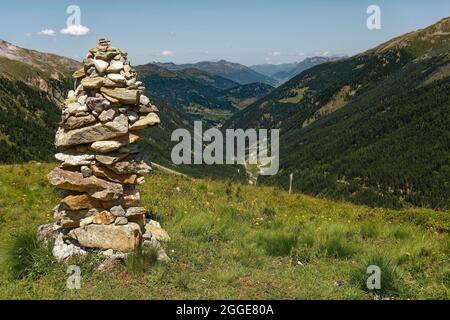 Cairns auf Bergwiese, Panoramablick vom Restaurant Langenstein, K2, im Tal des Flusses Suldental in Richtung Norden, im oberen Stockfoto