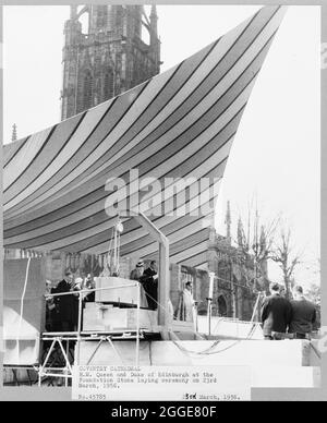 Blick auf Ihre Majestät, die Königin und den Herzog von Edinburgh bei der Grundsteinlegung der Coventry Cathedral. Nach dem Bombenangriff auf die Kathedrale von Coventry im November 1940 wurde 1950 ein Wettbewerb gestartet, um einen Entwurf für eine neue Kathedrale zu finden. Das Siegerdesign stammt von Sir Basil Spence (1907-1976) aus einem von über 200 eingereichten Designs. Die Bauarbeiten fanden zwischen Mitte der 1950er und 1962 statt. Am 23. März 1956 legte Königin Elisabeth II. Den Grundstein. Stockfoto
