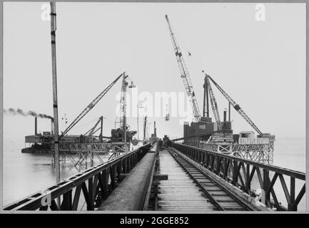 Ein Blick entlang der Bailey-Brücke in Richtung der Einnahmearbeiten auf der Baustelle des Kernkraftwerks Berkeley. Dieses Bild wurde als Teil des Breaking New Ground Project in Zusammenarbeit mit dem John Laing Charitable Trust in den Jahren 2019-20 katalogisiert. Stockfoto