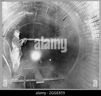 Ein Arbeiter, der während des Baus des Kernkraftwerks Berkeley im Südtunnel Schüsse (Betonspritzen) durchführte. Dieses Bild wurde als Teil des Breaking New Ground Project in Zusammenarbeit mit dem John Laing Charitable Trust in den Jahren 2019-20 katalogisiert. Stockfoto