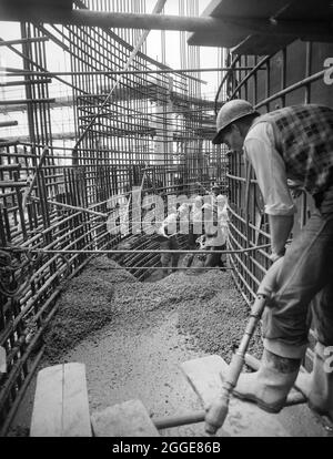 Ein Team von Arbeitern führte am Lift 29 des Baus des Kernkraftwerks Berkeley Betonarbeiten am biologischen Schild des Reaktors Nr. 2 durch. Dieses Bild wurde als Teil des Breaking New Ground Project in Zusammenarbeit mit dem John Laing Charitable Trust in den Jahren 2019-20 katalogisiert. Stockfoto