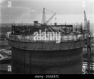 Ein Blick auf die Arbeitsbühne mit einem Zentralkran oben auf einem Silo während der Bauarbeiten in der Zuckerrübenfabrik Bury St Edmunds, der den Rahmen des konischen Daches zeigt. In Bury St Edmunds wurde 1924 eine Zuckerfabrik in Betrieb genommen. 1972 erhielt Laing den Auftrag, vier Zuckersilos und eine neue Rübenumschlaganlage für die British Sugar Corporation in Bury St Edmunds zu bauen, und 1981/82 wurde ein weiteres Zuckersilo mit einer Kapazität von 25,000 Tonnen errichtet. Stockfoto