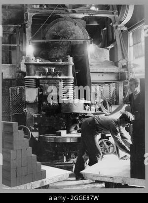 Zwei Maurer bei der Arbeit in der Brisco-Ziegelei. Die Brisco-Ziegelei wurde in den 1930er Jahren eröffnet. Es wurde von Laing betrieben und dort wurden Calsil Bricks (Kalksandsteine) hergestellt. Stockfoto
