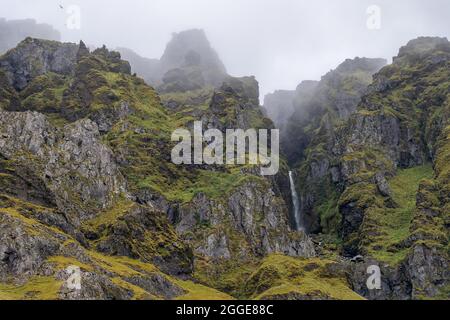 Zerklüftete Berghänge und Wasserfälle, in der Nähe von Skogar oder Skogar, Sudurland, Südisland, Island Stockfoto