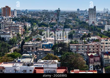 Blick über das Meer von Häusern mit viel Grün der Hauptstadt Havanna, Provinz Havanna, Großantillen, Karibik, Kuba Stockfoto