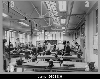 Eine Klasse junger Männer in einer Ingenieurwerkstatt am Carlisle Technical College. Das Carlisle Technical College wurde zwischen 1951-1953 erbaut und am 18. Februar 1954 offiziell eröffnet. Das Gebäude hatte Platz für 1500 Studenten und bot Einrichtungen für die Künste und Wissenschaften, darunter Labors, Werkstätten für Motor-, Maschinen- und Elektrotechnik, Textilien, Holzarbeiten, Bauwesen und die reinen Wissenschaften. Die Vorderseite des Gebäudes war nach Süden ausgerichtet und die Werkstätten, Labore und der Haupteingang befanden sich auf der Nordseite des Gebäudes. Stockfoto