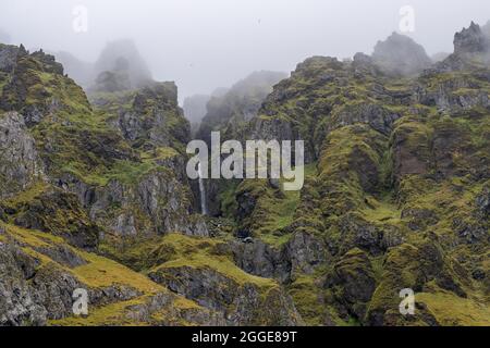 Zerklüftete Berghänge und Wasserfälle, in der Nähe von Skogar oder Skogar, Sudurland, Südisland, Island Stockfoto