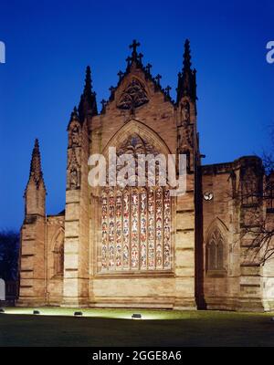 Nachtansicht des Ostfensters der Kathedrale von Carlisle, beleuchtet durch Flutlichter. Dieses Foto wurde wahrscheinlich von Laing aufgenommen, um Arbeiten zu zeigen, die zuvor im Juli 1983 von der Laing-Steinmetzerei am Ostfenster ausgeführt wurden. Stockfoto