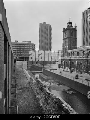 Blick auf den Lauderdale Tower in Phase II des Barbican-Baugeldes, der die Kirche St. Giles-Without-Cripplegate und die alte Stadtmauer am See im Vordergrund zeigt. Phase II der Barbican Entwicklung besteht aus dem Gebiet um die St. Giles-Without-Cripplegate Kirche und die Thomas More Gärten im Westen des Geländes. Der Vertrag für Phase II wurde an Turriff Limited vergeben, allerdings stoppten Verzögerungen und Arbeitskämpfe den Fortschritt im Bau. Turriff zog sich schließlich aus dem Vertrag zurück, der von John Laing und Son Ltd. Übernommen wurde Stockfoto