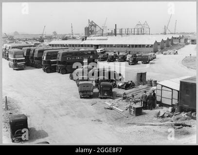 Ein Blick nach Südwesten über den Buspark und temporäre Büros auf der Baustelle des Kernkraftwerks Berkeley. Das Kernkraftwerk Berkeley war das erste kommerzielle Kernkraftwerk im Vereinigten Königreich und eine der ersten Generationen von Kernreaktoren in Großbritannien. Laing war die Bauingenieurin für das Projekt, die Arbeiten beginnen am 7. Januar 1957. Auf dem 57 Hektar großen Gelände gab es Büros und provisorische Wohnungen mit Einrichtungen für die Arbeiter vor Ort. Stockfoto