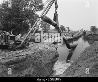 Ein Blick auf die Barlaston-Pipeline, die den Trent- und Mersey-Kanal während der Installation der Pipeline überquert. Der Auftrag für die Barlaston-Gaspipeline wurde im Januar 1970 an Laing-Pipelines vergeben. Die Pipeline verlief rund 29 Meilen lang von Uffington in der Nähe von Shrewsbury nach Barlaston in North Staffordshire. Entlang der Strecke gab es 61 Kreuzungen, darunter unter der M6, die wichtigste elektrische Eisenbahn von Euston nach Crew, zwei Kanäle und sechs Flüsse, und einen steilen Anstieg entlang der A34 zweispurig in der Nähe von Barlaston. Dieses Foto wurde im Juli 1970 im Laing-Newsletter veröffentlicht. Stockfoto