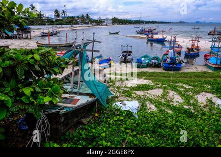 In Hua hin, Thailand, stehen verschiedene bunte thailändische Fischerboote am Strand und Meer fest Stockfoto