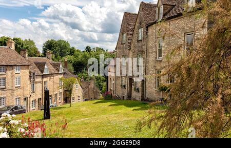 Blick auf typische Gebäude in der Cotswold Market Town von Tetbury, Gloucestershire, England, Großbritannien Stockfoto