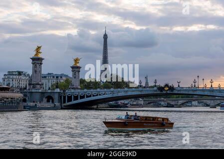 Pont Alexandre III Brücke über die seine, Eiffelturm dahinter, Sonnenuntergang, Paris, Ile-de-France, Frankreich Stockfoto
