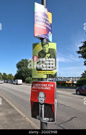 Kiel, Deutschland. August 2021. Kiel, Wahlplakate verschiedener Parteien für die Bundestagswahl 2021 auf einem Lampenposten im Dusternbrooker Weg. Die Parteien Volt Europa, Bundnis90/die Grunen mit Robert Habeck und die SPD mit Olaf Scholz werben auf den Wahlplakaten. Kredit: dpa/Alamy Live Nachrichten Stockfoto