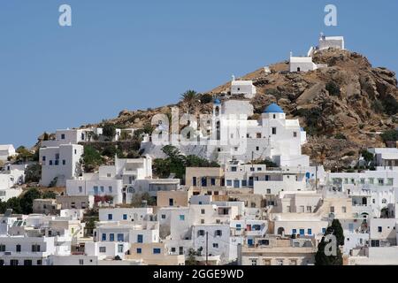 Panoramablick auf das weiß getünchte Dorf iOS in Griechenland Stockfoto