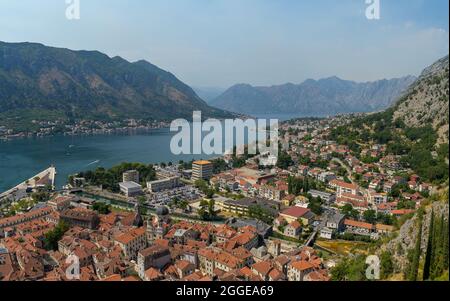 Bucht von Kotor und Hafen im Sommer von oben gesehen, Montenegro Stockfoto