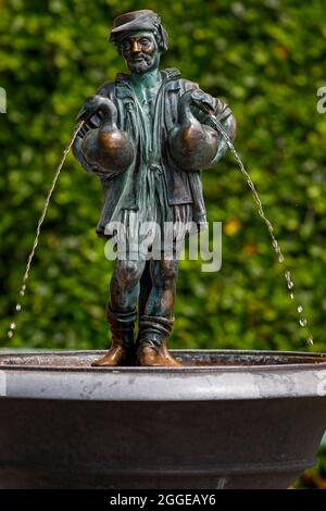 Gänsehautbrunnen im Garten der Burg Hohenschwangau, Schwangau, Königswinkel, romantische Straße, Ostallgäu, Allgäu, Schwaben, Bayern, Deutschland Stockfoto