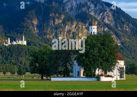 Wallfahrtskirche St. Coloman im Abendlicht, Schloss Neuschwanstein im Hintergrund, Schwangau, Füssen, Romantikstraße, Ostallgäu Stockfoto