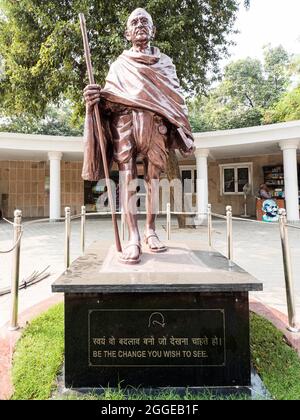 Statue von Mahatma Gandhi, am Raj Ghat Denkmal oder Gandhi Samadhi Denkmal, Ort der Einäscherung Gandhis, Delhi, Indien Stockfoto