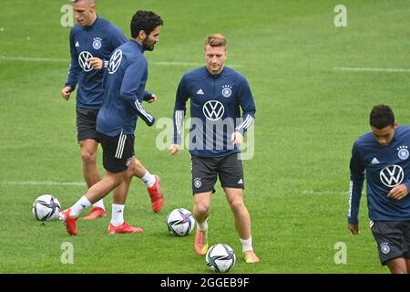 Stuttgart. August 2021. Marco REUS, Ilkay GUENDOGAN, Action. Fußball-Nationalmannschaftstraining, WM-Qualifikation, am 31. August 2021 in Stuttgart. Kredit: dpa/Alamy Live Nachrichten Stockfoto