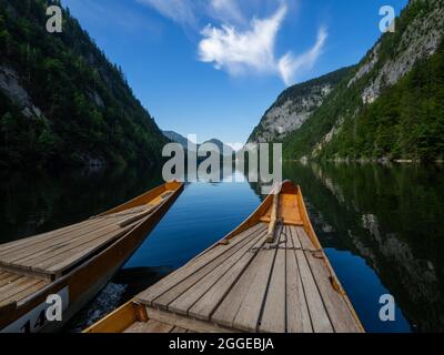 Blick auf den Toplitzsee von einem traditionellen Kahn, Salzkammergut, Steiermark, Österreich Stockfoto