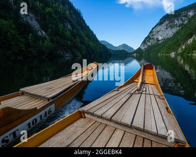 Blick auf den Toplitzsee von einem traditionellen Kahn, Salzkammergut, Steiermark, Österreich Stockfoto