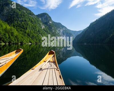 Blick auf den Toplitzsee von einem traditionellen Kahn, Salzkammergut, Steiermark, Österreich Stockfoto