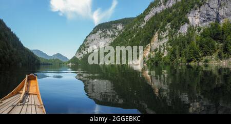 Blick auf den Toplitzsee von einem traditionellen Kahn, Salzkammergut, Steiermark, Österreich Stockfoto