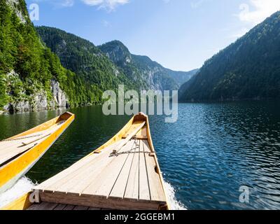 Blick auf den Toplitzsee von einem traditionellen Kahn, Salzkammergut, Steiermark, Österreich Stockfoto