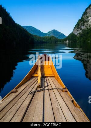 Blick auf den Toplitzsee von einem traditionellen Kahn, Salzkammergut, Steiermark, Österreich Stockfoto