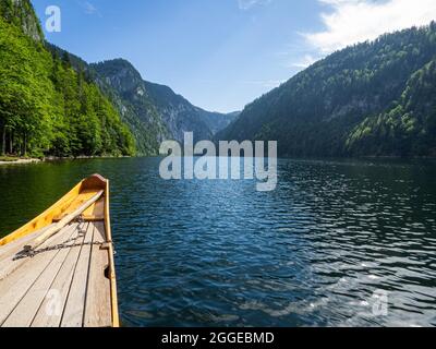 Blick auf den Toplitzsee von einem traditionellen Kahn, Salzkammergut, Steiermark, Österreich Stockfoto