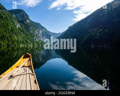 Blick auf den Toplitzsee von einem traditionellen Kahn, Salzkammergut, Steiermark, Österreich Stockfoto