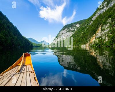 Blick auf den Toplitzsee von einem traditionellen Kahn, Salzkammergut, Steiermark, Österreich Stockfoto