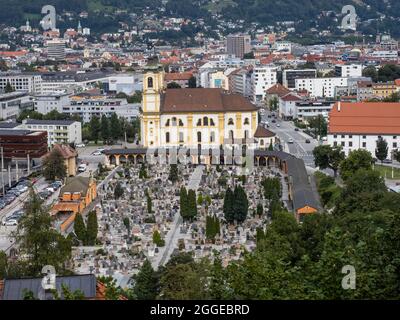 Blick auf die Wiltener Basilika vom Iselberg, Marienbasilika unter den vier Säulen, Pfarrkirche im Innsbrucker Stadtteil Wilten, Wilten Stockfoto