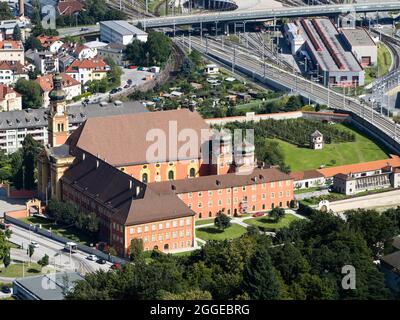 Blick vom Bergisel auf Stift Wilten, Prämonstratenserkloster, Innsbruck, Tirol, Österreich Stockfoto