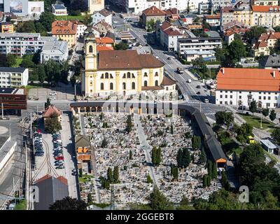 Blick auf die Wiltener Basilika vom Iselberg, Marienbasilika unter den vier Säulen, Pfarrkirche im Innsbrucker Stadtteil Wilten, Wilten Stockfoto