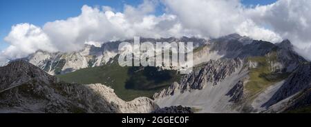 Blick von der Hafelekarspitze auf Berggipfel im Karwendelgebirge, bei Innsbruck, Tirol, Österreich Stockfoto