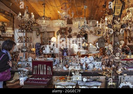 Kronleuchter, Putti, Geschirr und Bric-a-brac, Auer Dult, München, Bayern, Deutschland Stockfoto