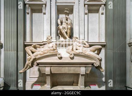 Grab von Lorenzo di Piero de' Medici mit den liegenden Figuren Abend, links, und Morgen, rechts, in der Sacrestia Nuova, Neue Sakristei, Bildhauer Stockfoto