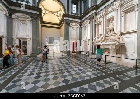 Touristen besuchen die Sacrestia Nuova, die Neue Sakristei, den Architekten und Bildhauer Michelangelo Buonarroti, die Cappelle Medicee, die Medici-Kapellen und San Lorenzo Stockfoto