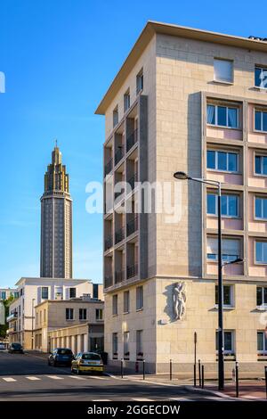 Die St.-Joseph-Kirche, der Laterne-Turm und das Gebäude im Vordergrund sind das Werk des französischen Architekten Auguste Perret in Le Havre, Frankreich. Stockfoto