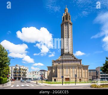 Die Kirche Saint Joseph und ihr Laternenturm des französischen Architekten Auguste Perret in Le Havre, Frankreich. Stockfoto