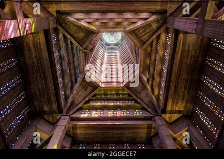 Innenansicht des Laternenturms der St. Joseph-Kirche des französischen Architekten Auguste Perret in Le Havre, Frankreich. Stockfoto