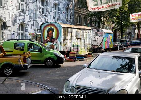 Kiefernstraße, Wohnstraße der linken Alternativszene mit Street Art an der Hausfront, Düsseldorf, Nordrhein-Westfalen Stockfoto