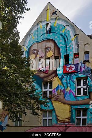 Kiefernstraße, Wohnstraße der linken Alternativszene mit Street Art an der Hausfront, Düsseldorf, Nordrhein-Westfalen Stockfoto